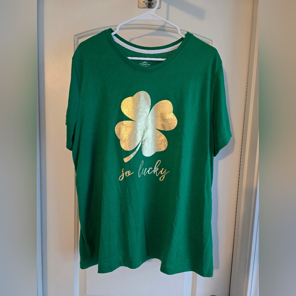 Women's Plus Size T-shirt With Gold Shamrock